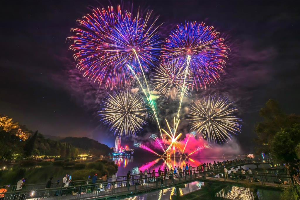 日月潭舉行幸福連線跨年活動，主場在水社碼頭，由《華人星光大道》踢館歌手解偉苓壓軸演唱陪大家倒數迎新年。（日月潭風管處提供／楊靜茹南投傳真）