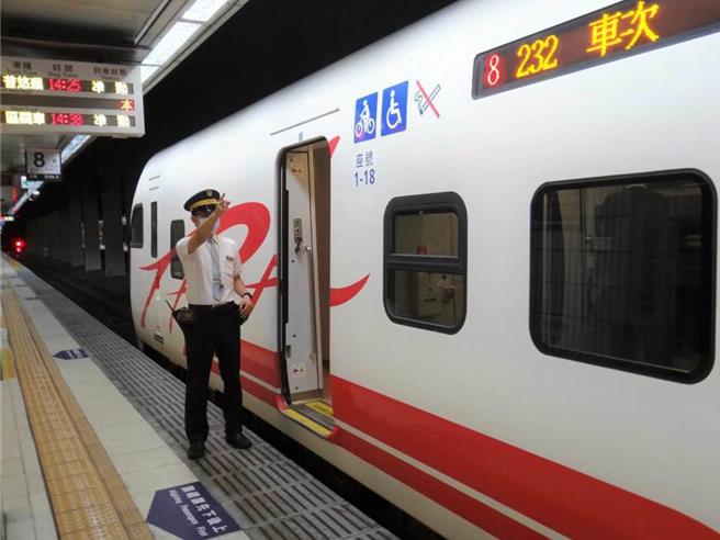 區間快車停靠開門竟「沒月台」旅客憂危險台鐵反駁- 生活- 中時