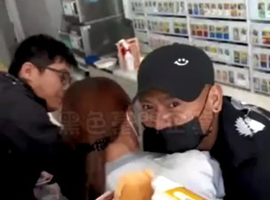 移工因為心情不好，強抱挾持超商女店員，全程被民眾用手機拍下。（翻攝黑色豪門企業）