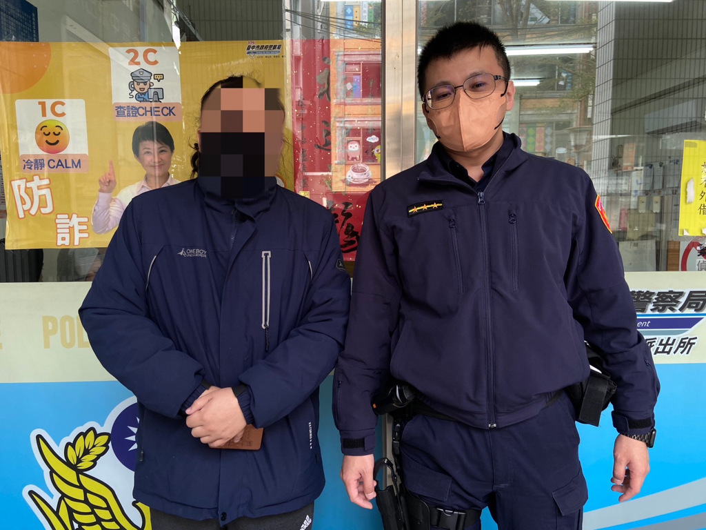 林男順利領回遺失的錢，並頻頻感謝警方與熱心民眾。（翻攝畫面）