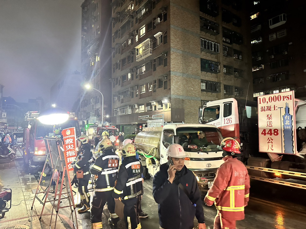 新北市三重區一處工地建案，疑似發生工程疏失，導致附近住戶大樓傾斜。（翻攝畫面）