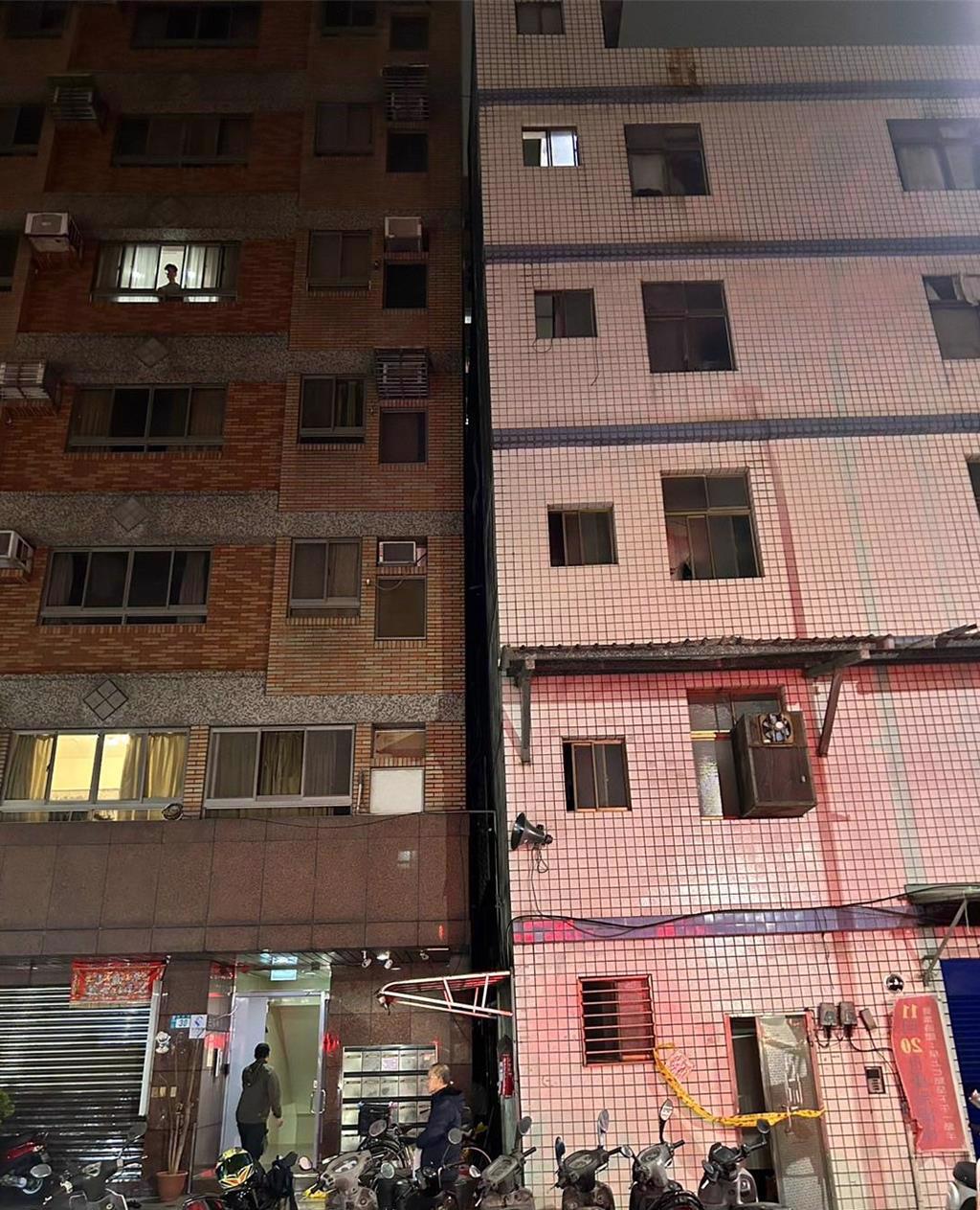 新北市三重區福隆路的新建工地疑似進行地基工程，造成左方公寓向右傾斜。（新北消防局提供／張鎧乙新北傳真）