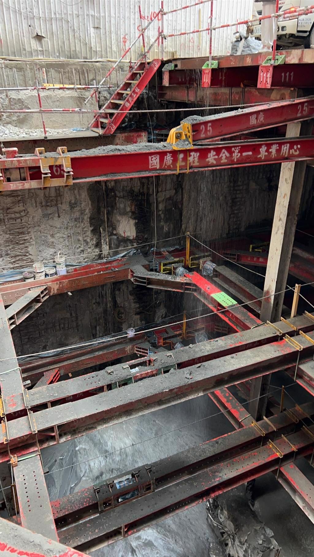 為平衡地基壓力，需要灌水到地下室，警消緊急撤離住戶，暫無立即危險。（新北市工務局提供）