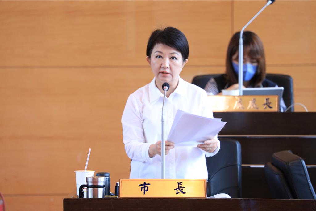 在中捷砍人事件中有16人見義勇為,台中市長盧秀燕說,許多乘客協助危機處理、壓制嫌犯,市府除將公開表揚也提供終身免費搭乘捷運。(林欣儀攝)