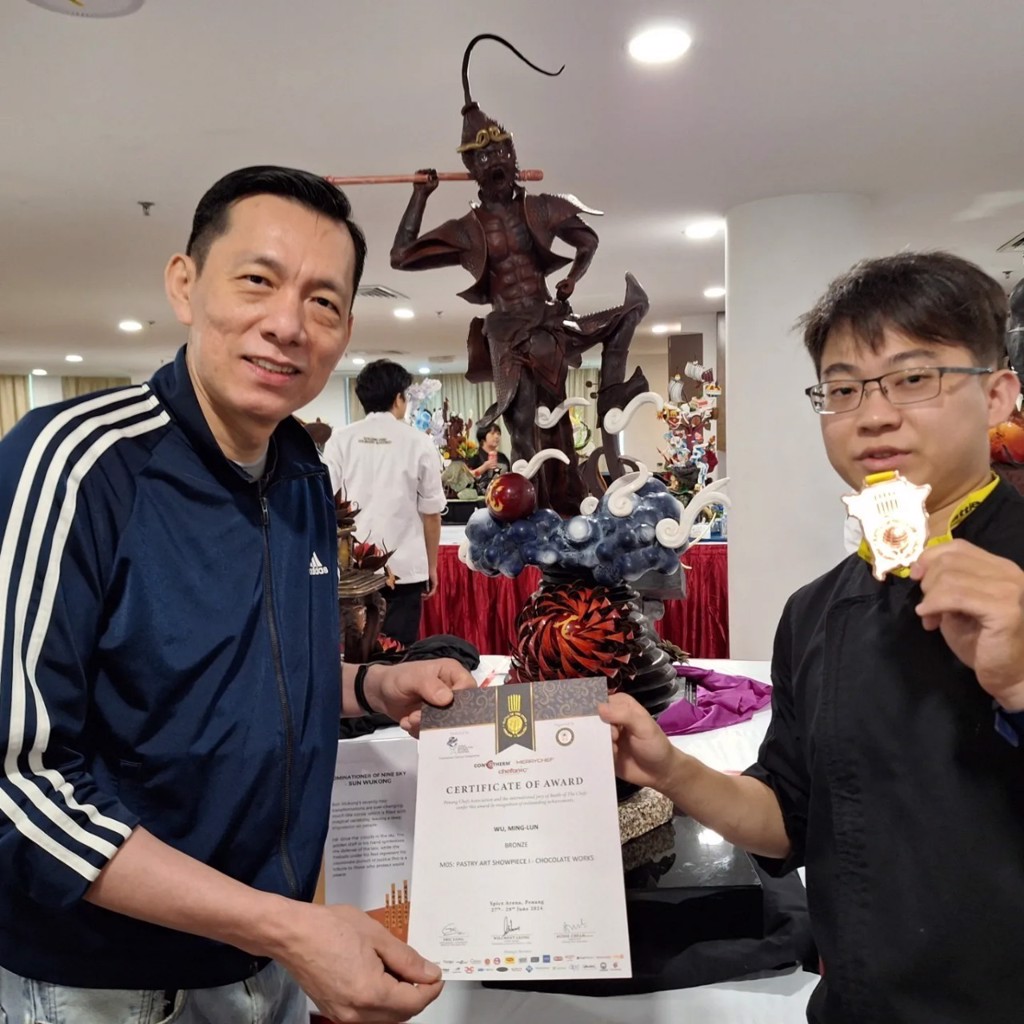 義守大學廚藝系吳明倫(右)，在李建生老師(左)指導下，多次獲得國際賽制獎項，透過經驗的累積，他將學到的知識寶庫化為作品讓世界看見。(照片/義守大學提供)