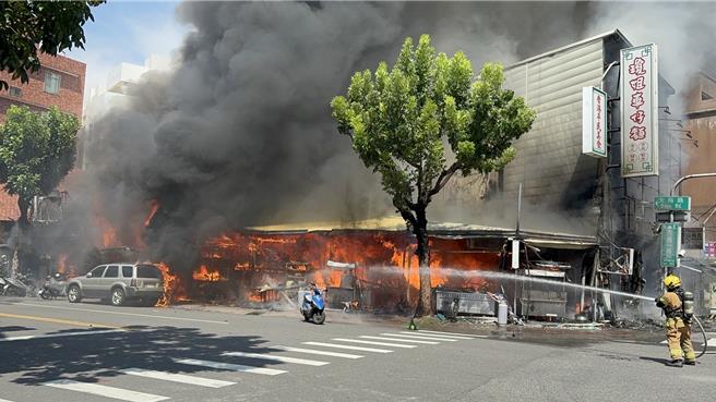 高雄美食市集惡火知名「瓊姐車仔麵」燒毀！波及數十攤位- 社會- 中時