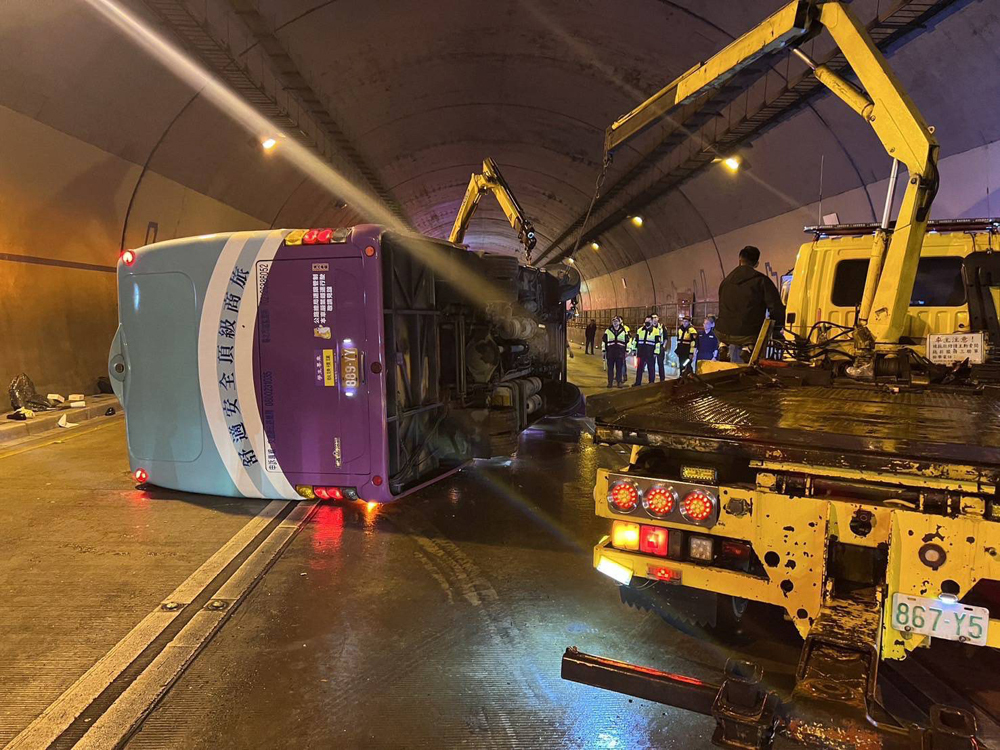 校車翻覆15傷康橋：另11名學生安排接駁車輛接送返家| 社會萬象| 社會| 聯合新聞網