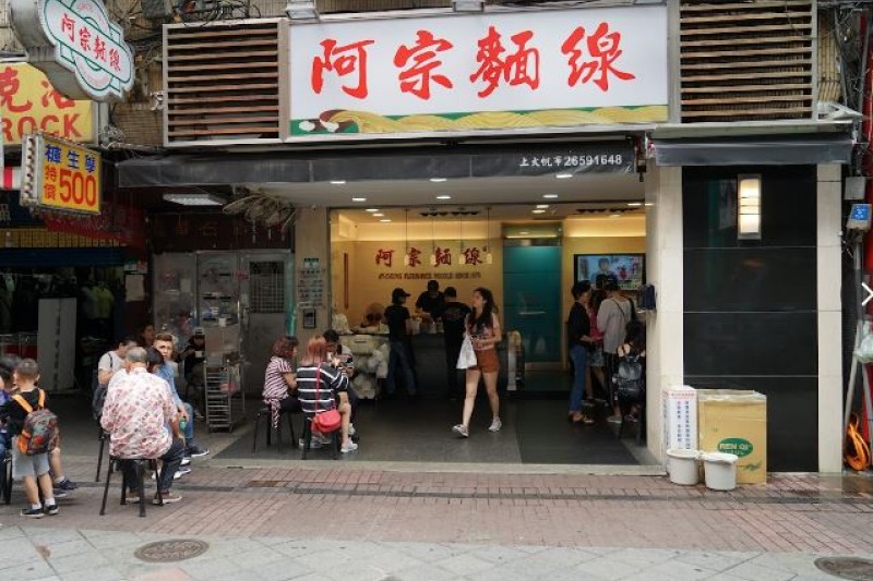 阿宗麵線沒冷氣、座位，還是排超多人！老饕點2優勢，連外國人也超愛-風傳媒