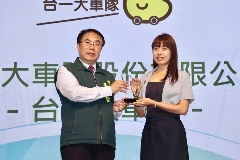鼓勵企業響應淨零轉型,台南市政府推動ESG概念店輔導認證,市長黃偉哲(左)28日在第2屆台南市ESG概念店頒獎認證暨永續論壇,頒獎表揚通過認證21家門市。(台南市政府提供)中央社記者張榮祥台南傳真 113年11月28日