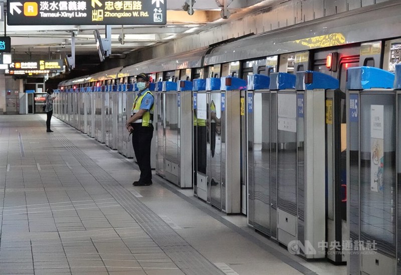 板南線列車起步後急煞開門北捷：旅客反映物品卡縫| 地方| 中央社CNA