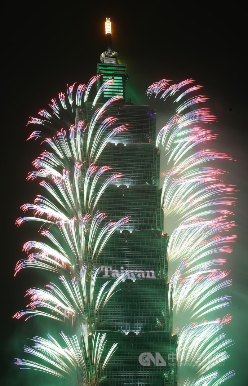 歲末年終迎新送舊，1日凌晨零時登場的台北101跨年煙火秀已是每次跨年民眾期待盛事之一，最新煙火主題為「彩色世界Colorful World」，盼讓世界看見台灣文明的多彩多姿與美好，向全球傳達台灣是民主之地、文明之國、充滿希望的繽紛璀璨之島。中央社記者張新偉攝　113年1月1日