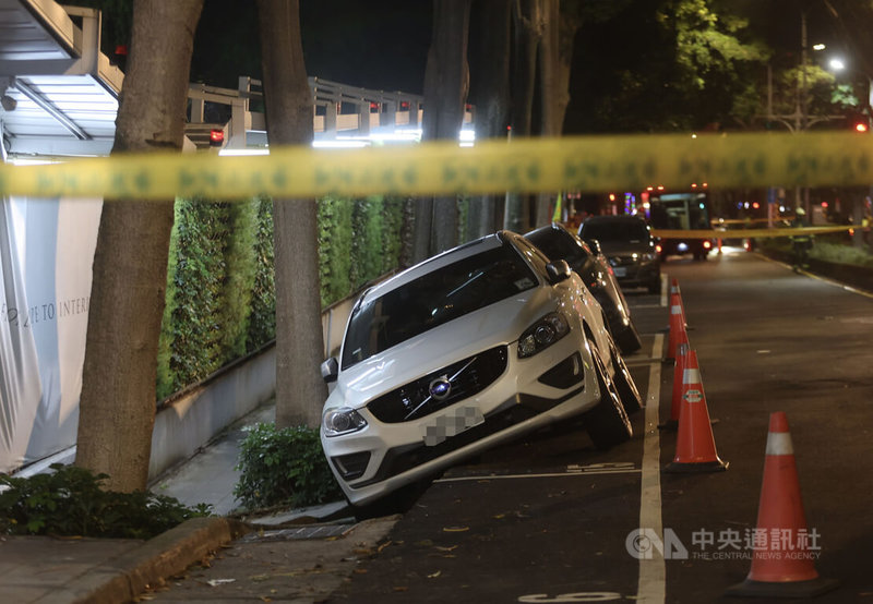台北市松山區慶城街與興安街口一處新建工地基地23日晚間驚傳塌陷，警消獲報隨即到場拉起封鎖線。北市府表示，事故共影響周邊4台車輛傾斜、無人受傷。中央社記者張新偉攝 113年2月23日