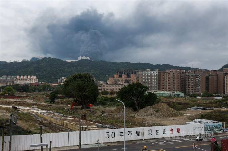 新北市泰山區南亞塑膠林口廠7日凌晨發生火警，冒出濃濃黑煙，市府環保局提醒林口、泰山、五股、三重、新莊以及桃園龜山民眾緊閉門窗，外出配戴口罩。中央社記者吳家昇攝 113年4月7日
