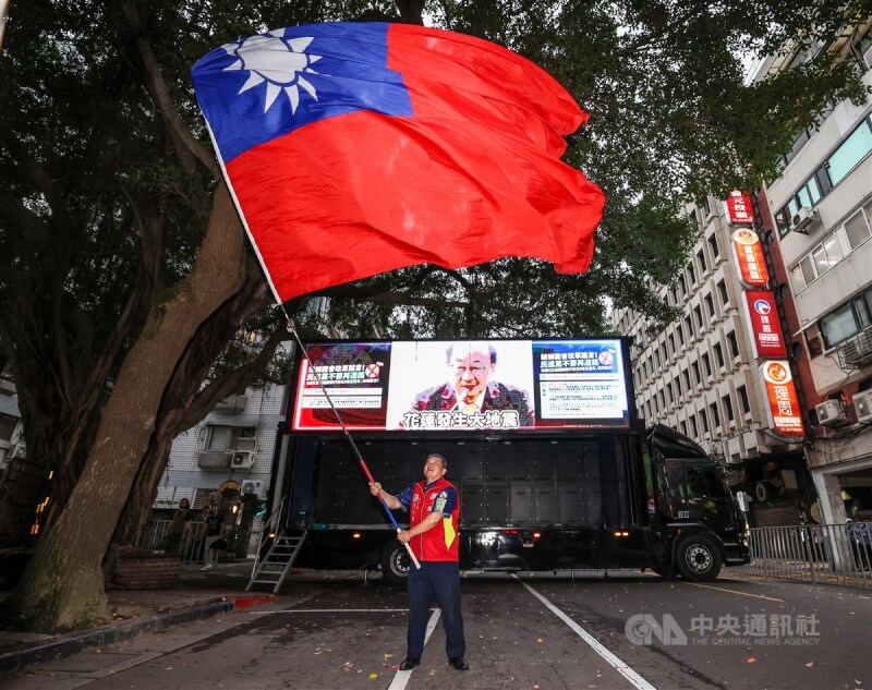 立法院會24日繼續審查國會職權相關修法，院外聚集大批關切民眾，也有支持國會改革法案者傍晚前往立院周邊揮舞國旗、表達立場。中央社記者鄭清元攝 113年5月24日