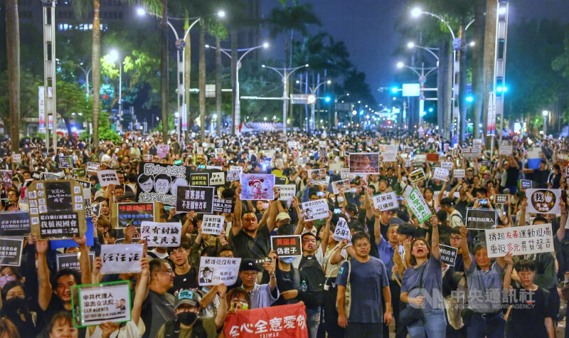 國民黨與民眾黨強推國會改革法案引發眾議，24日立法院外大批民眾集結抗議，高呼「沒有討論 不是民主」、「反黑箱 反擴權」等；至晚間9時，主辦方稱現場已達10萬人。圖為晚間在中山南路上表達訴求的群眾。中央社記者王飛華攝 113年5月24日