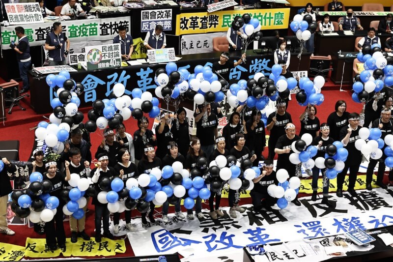 民進黨立法院黨團晚間7時開會前集體手持藍、白、黑3色氣球進場，眾人齊呼「反黑箱、反擴權」口號。中央社記者翁睿坤攝　113年5月24日