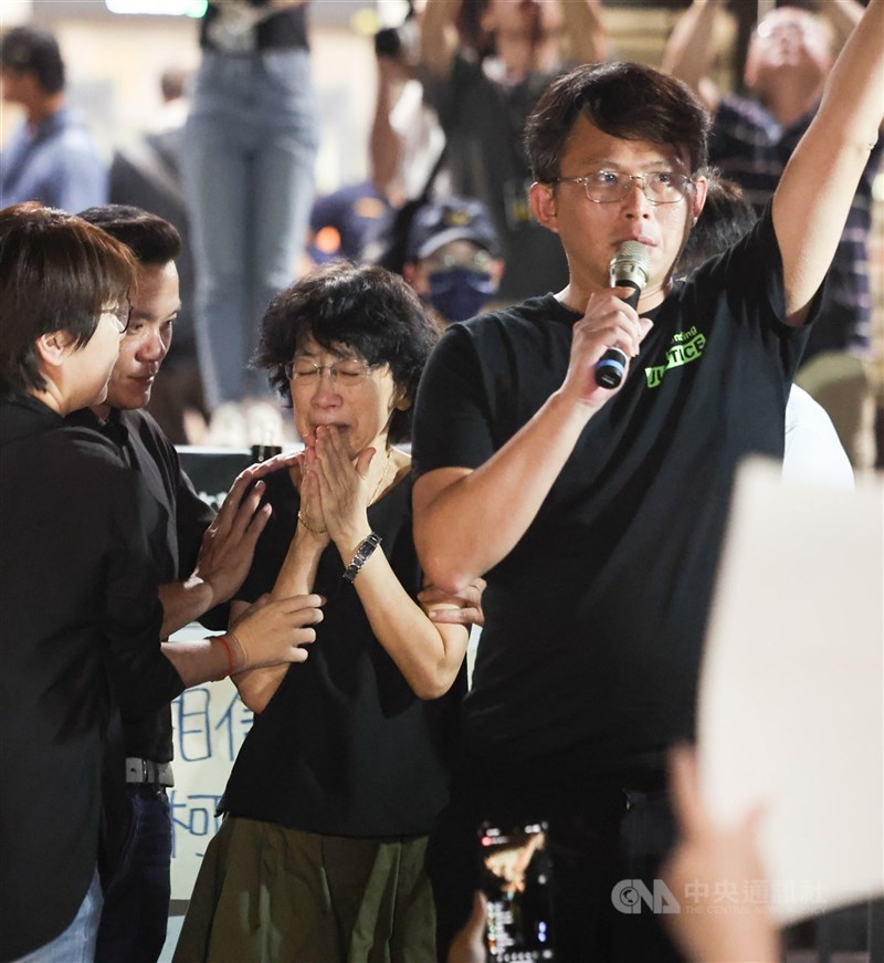 柯文哲妻子陳佩琪（中）、民眾黨立委黃國昌（右）等人一同開心慶祝。中央社記者趙世勳攝 113年9月2日