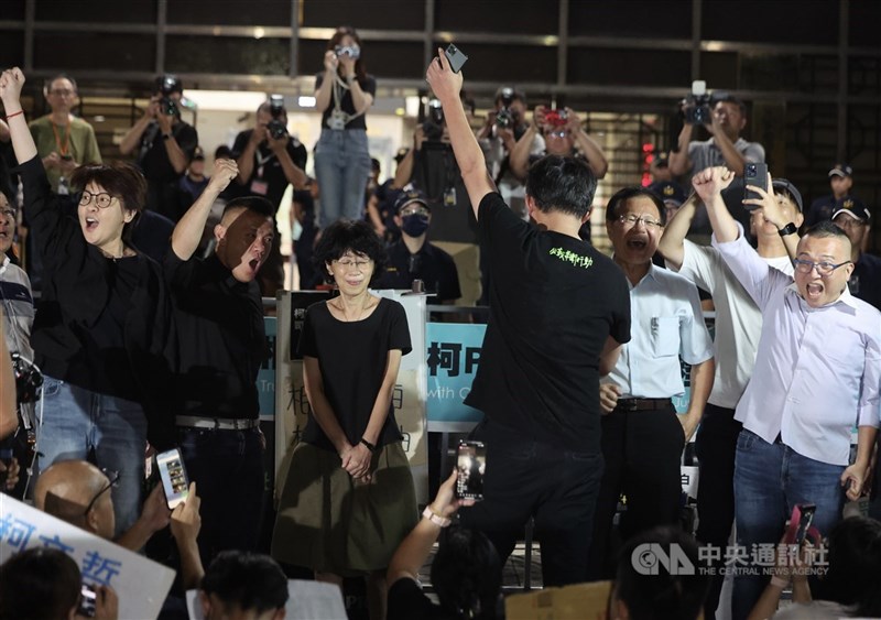 台北地檢署偵辦京華城案，台北地方法院2日凌晨3時裁定前台北市長柯文哲無保請回、前台北市副市長彭振聲羈押禁見，法院外眾人歡呼。 中央社記者趙世勳攝 113年9月2日