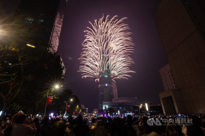 迎接2025年，台北101跨年煙火秀1日凌晨零時點亮夜空，帶來長達6分鐘、總共6大章節的精彩煙火，搭配音樂旋律令全場民眾熱血沸騰，為台灣大聲喝采。中央社記者翁睿坤攝 114年1月1日