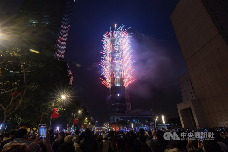 與民眾一起開心迎接2025年到來，台北101於1日凌晨施放長達6分鐘的主題煙火秀，打造精彩視聽饗宴，吸引周邊民眾高舉手機搶拍留念。中央社記者翁睿坤攝 114年1月1日